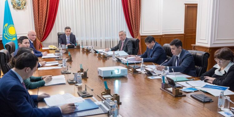 Бектенов қолжетімді баспана мәселесі бойынша кеңес өткізді