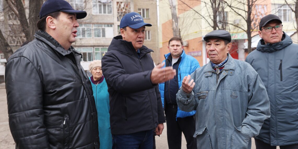 Облыс әкімі Тараз қаласындағы жаңғыртудан өткен көпқабатты үйлерді аралады