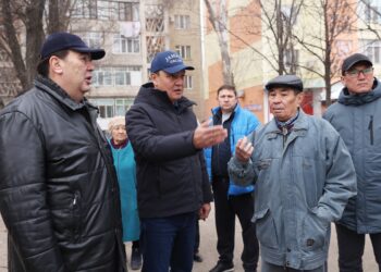 Облыс әкімі Тараз қаласындағы жаңғыртудан өткен көпқабатты үйлерді аралады