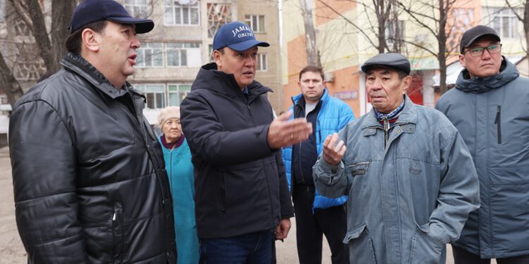 Облыс әкімі Тараз қаласындағы жаңғыртудан өткен көпқабатты үйлерді аралады