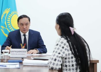 Жамбыл әкімі Ербол Қарашөкеев азаматтарды жеке қабылдады