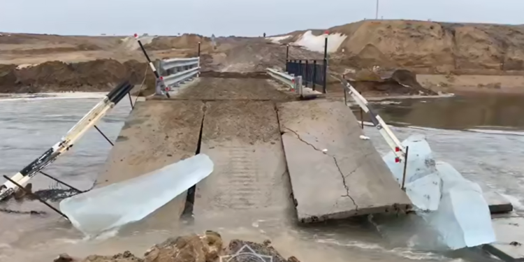 БҚО-да өзен деңгейі күрт көтеріліп, көпірді су шайып кетті