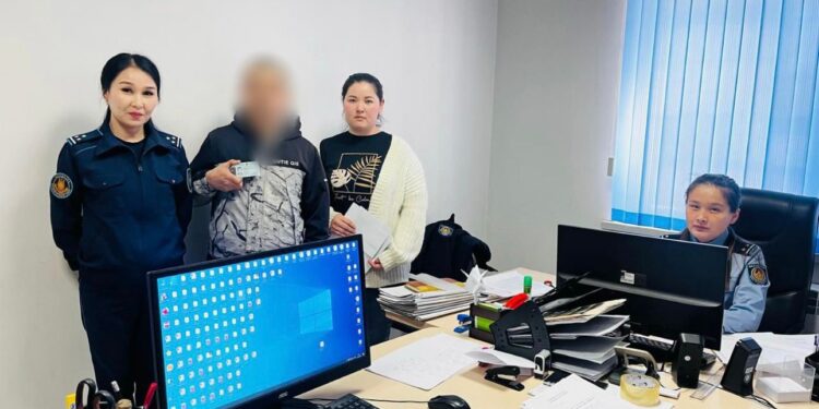 Таразда ҚАЖ қызметкерлері сотталғанға жеке куәлігін жаңартуға көмектесті