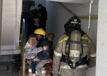 Таразда тұрғын үй өртеніп, 30-ға жуық адам құтқарылды