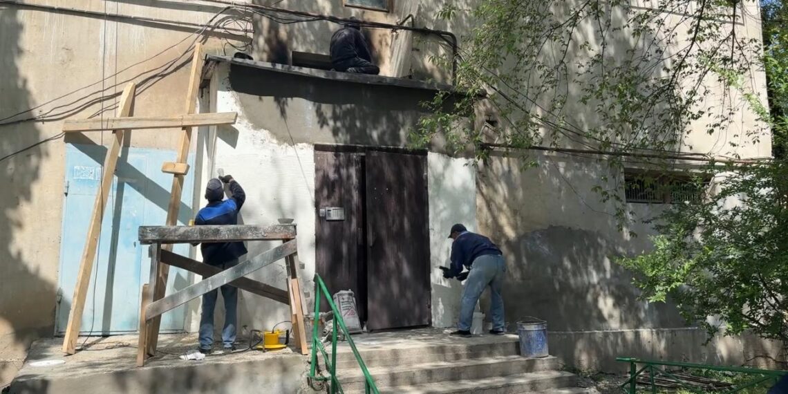Таразда әскери қызметшілер майдангердің үйінің қасбетіне жөндеу жүргізді