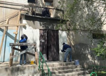 Таразда әскери қызметшілер майдангердің үйінің қасбетіне жөндеу жүргізді