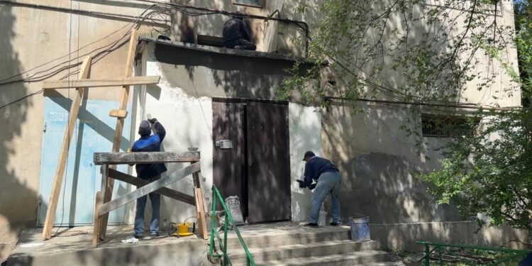Таразда әскери қызметшілер майдангердің үйінің қасбетіне жөндеу жүргізді