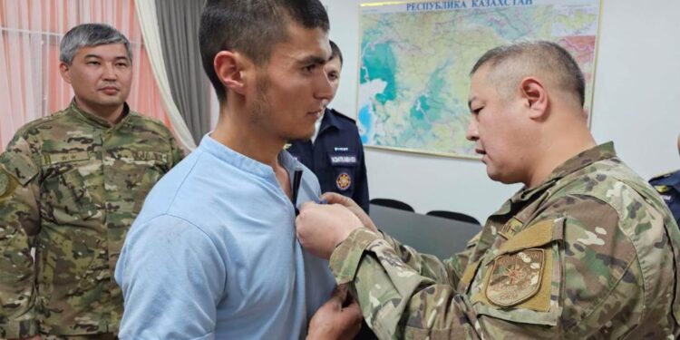Тараздық жанып жатқан көліктен адамдарды құтқарғаны үшін медальмен марапатталды