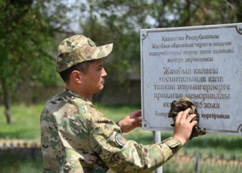 Таразда Қарулы күштердің әскери қызметшілері соғыс қаһармандарын еске алды