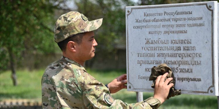 Таразда Қарулы күштердің әскери қызметшілері соғыс қаһармандарын еске алды