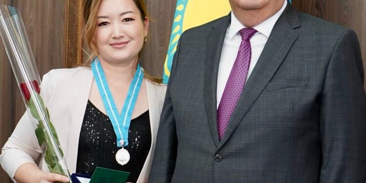 Бақтияр Артаевтың келіні Мақпал Жүнісова «Күміс алқа» иеленді