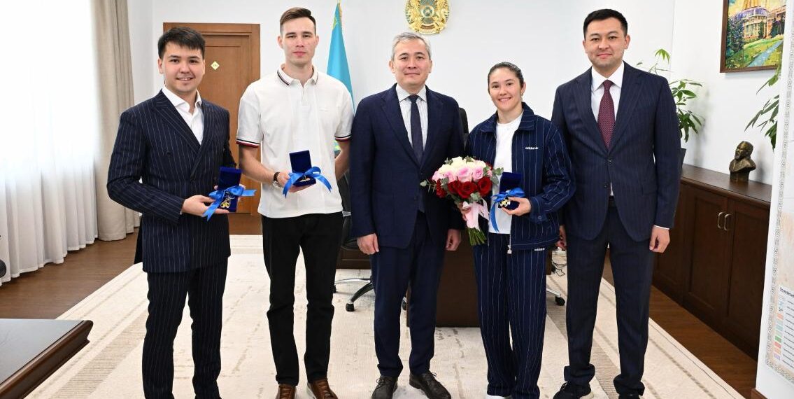 Назым Қызайбай бастаған бір топ олимпиада жүлдегері баспаналы болды