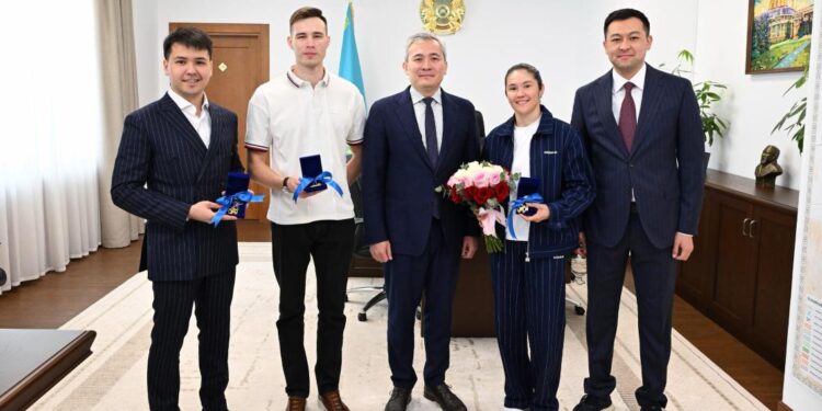 Назым Қызайбай бастаған бір топ олимпиада жүлдегері баспаналы болды