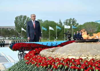 Тоқаев «Отан Ана» монументіне гүл шоғын қойды