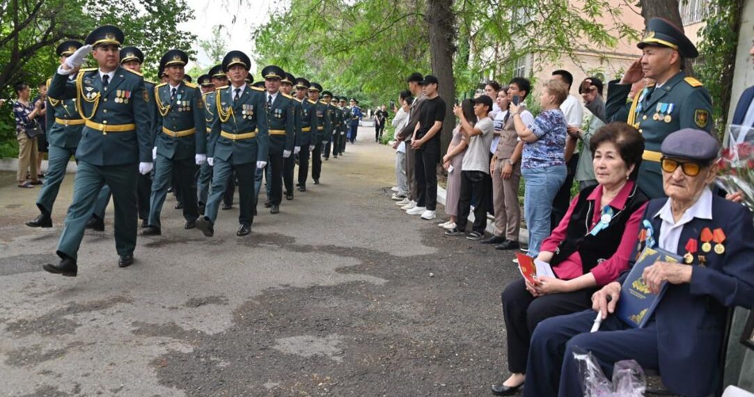 Таразда әскери қызметшілер майдангерлер үшін Жеңіс парадын ұйымдастырды