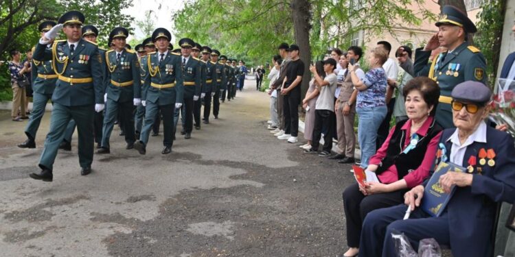 Таразда әскери қызметшілер майдангерлер үшін Жеңіс парадын ұйымдастырды