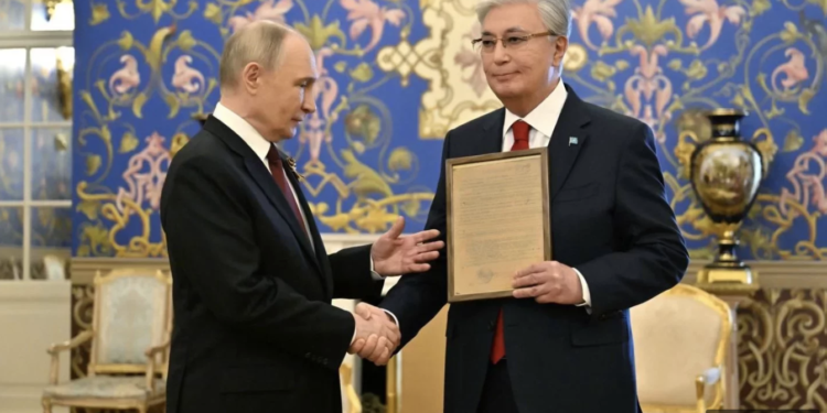 Путин Тоқаевқа әкесіне арналған Кеңес Одағының батыры атағын беретін марапат қағазын тапсырды