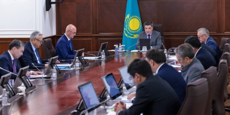 Қазақстанда металлургия және мұнай химиясы салаларындағы ірі жобаларды іске асыру мәселелері қаралды