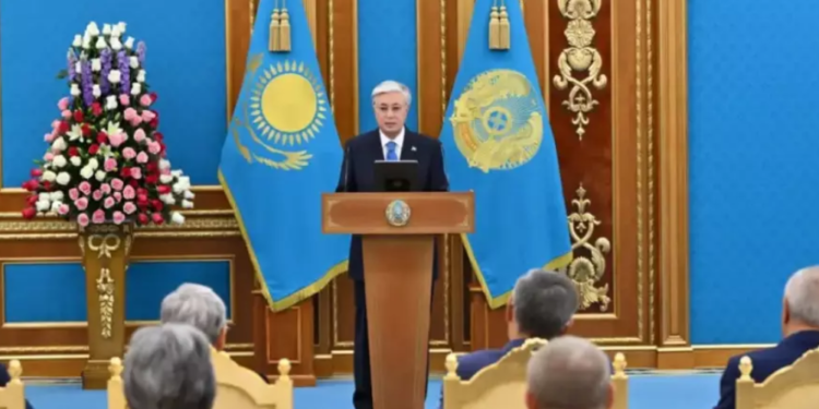 Қасым-Жомарт Тоқаев дәрігерлердің жұмысына кедергі келтіретіндерге ескерту жасады