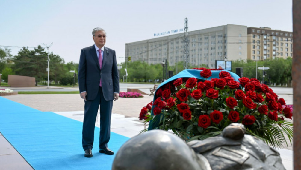 Қасым-Жомарт Тоқаев Әлия Молдағұлованың мемориалдық ескерткіш кешеніне гүл шоғын қойды