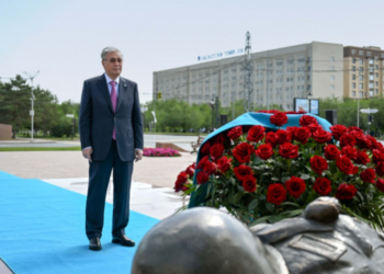 Қасым-Жомарт Тоқаев Әлия Молдағұлованың мемориалдық ескерткіш кешеніне гүл шоғын қойды