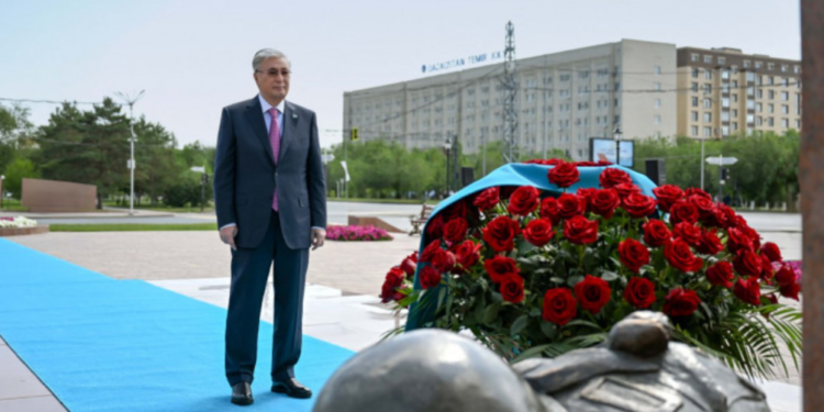 Қасым-Жомарт Тоқаев Әлия Молдағұлованың мемориалдық ескерткіш кешеніне гүл шоғын қойды