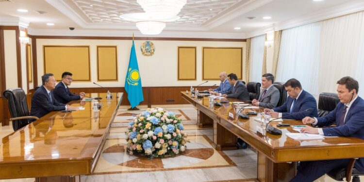 Олжас Бектенов пен Qingdao Wanlin Food басшысы АӨК өнімдерін өңдейтін зауыт құрылысын талқылады
