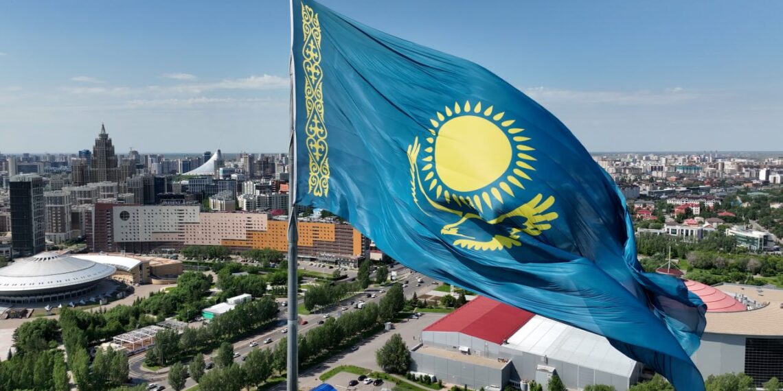 Президент Мемлекеттік ту көтеру рәсіміне қатысты