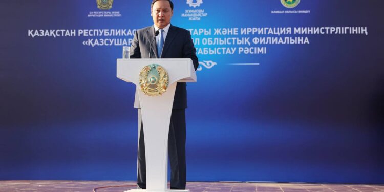 Жамбыл облысының әкімі Ербол Қарашөкеев бірқатар аудан мен Тараздағы егістік, су және өнеркәсіп нысандарын аралап, жұмыс барысымен танысты
