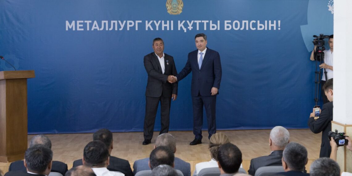 Бектенов кәсіби мерекесіне орай металлургтерге Президент атынан мемлекеттік наградалар табыс етті