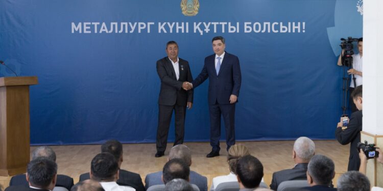 Бектенов кәсіби мерекесіне орай металлургтерге Президент атынан мемлекеттік наградалар табыс етті