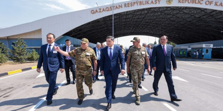 Олжас Бектенов Қырғызстан шекарасындағы өткізу пункттерін жаңғырту барысымен танысты