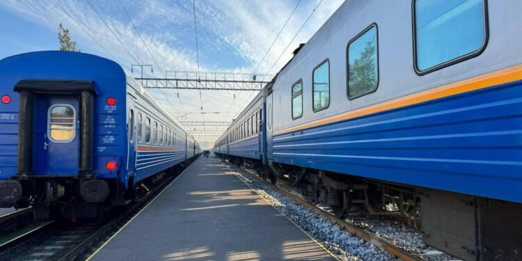 Пойыздың кенет тоқтауынан жолаушылар зардап шекті
