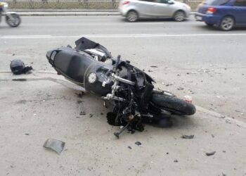 Полицей мотоцикл жүргізушісін қағып кеткен