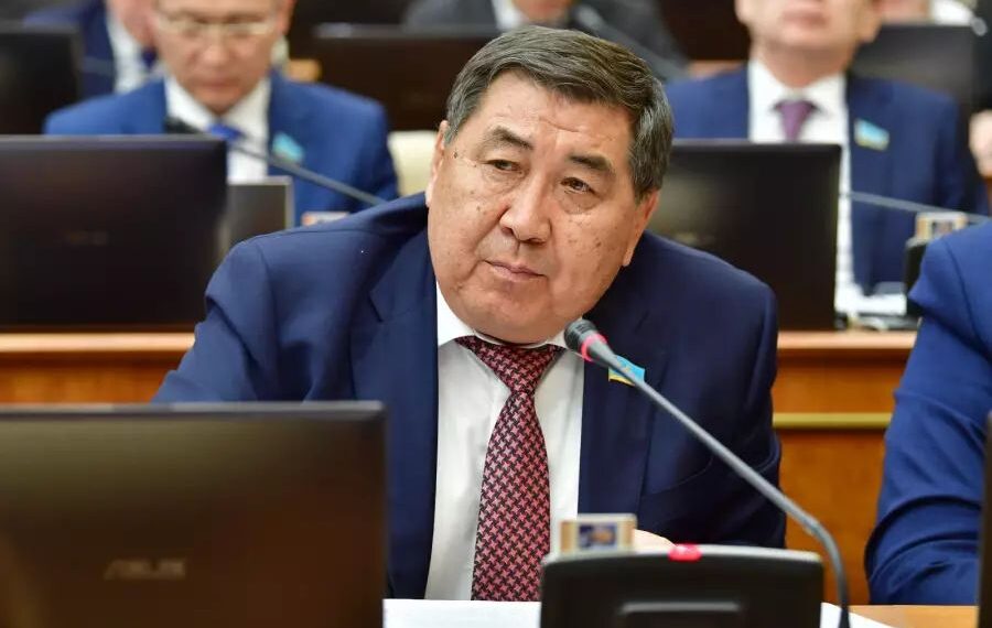 «Халық қиындық көріп жатқан жоқ»деген сөзі үшін депутатқа сын айтылды