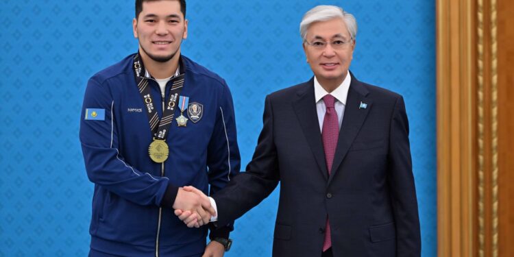 Тоқаев бокстан әлем чемпионатының жеңімпаздарын марапаттады