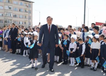 Ербол Қарашөкеев жамбылдықтарды Білім мерекесімен құттықтады