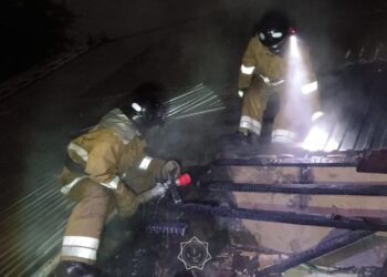 Таразда құтқарушылар тұрғын үйдегі өрт кезінде 4 адамды эвакуациялады