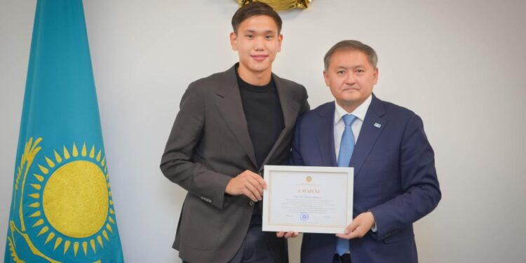 Жас спортшы Шерхан Қалмұрзаға ректорлық білім беру гранты берілді