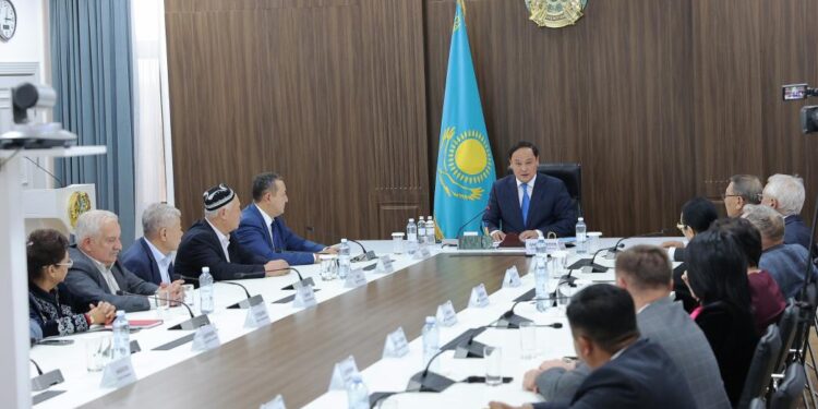 Қарашөкеев өңірлік ҚХА кеңесінің кеңейтілген отырысына қатысты