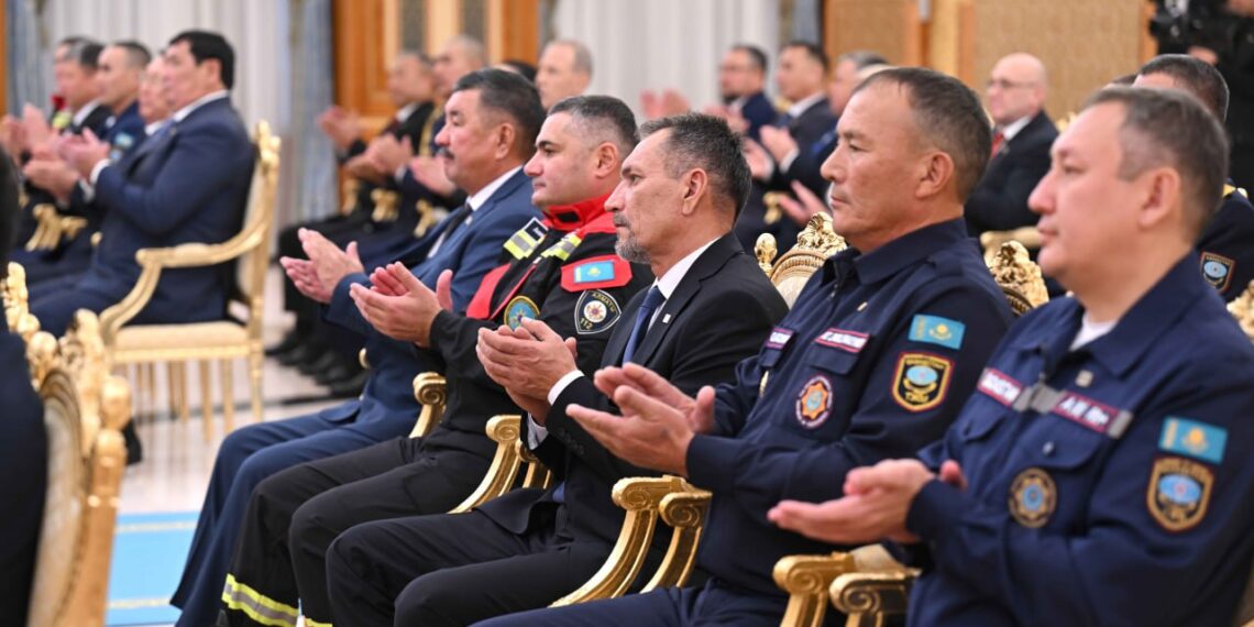 “Ерлікке бергісіз нағыз еңбекті өз көзіммен көрдім“ Қасым -Жомарт Тоқаев құтқарушыларды құттықтады