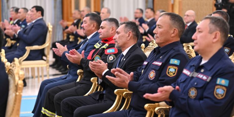 “Ерлікке бергісіз нағыз еңбекті өз көзіммен көрдім“ Қасым -Жомарт Тоқаев құтқарушыларды құттықтады