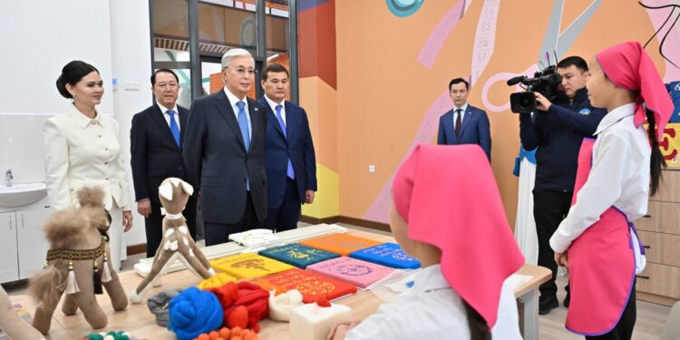 Мемлекет басшысы «Сыр жұлдыздары» шығармашылық-инновациялық академиясының жұмыс барысымен танысты