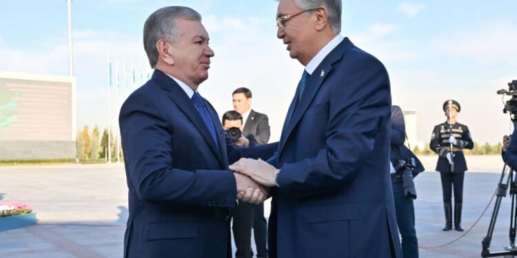 Тоқаев мемлекеттік сапармен Өзбекстанға барды