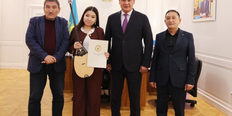 Қарашөкеев тараздық жас айтыскер ақын Інжу Жаңабаймен кездесті