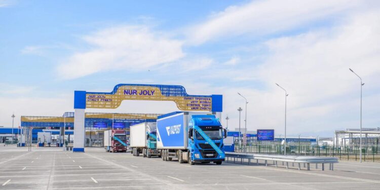 «Нұр жолы» өткізу пункті алдында 1500-ге жуық жүк көлігі жиналып қалды