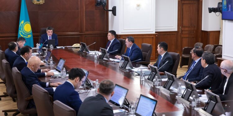 Бектенов Президент тапсырмаларын жүзеге асыру аясында Алатау қаласын дамыту жөніндегі кеңестің отырысын өткізді