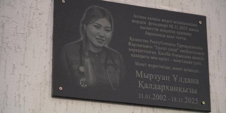 Астанада қызметтік міндетін атқару кезінде қаза тапқан фельдшерге ескерткіш ашылды