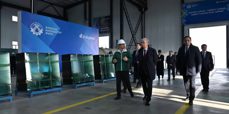 Президент Dala Glass әйнек өндіретін кәсіпорын қызметімен танысты