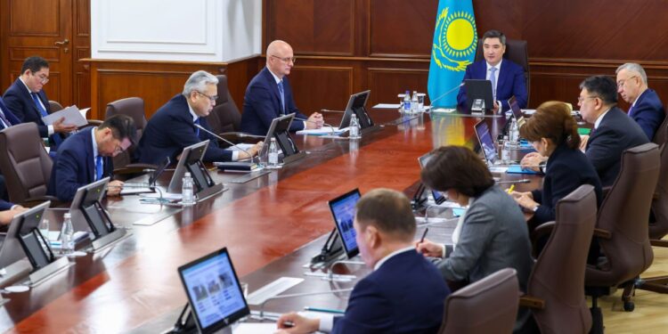 Премьер-министр ұзақмерзімді және офтейк-шарттарды 1 мыңға жеткізуді, ЖИ мен ғылымды қолдауды тапсырды